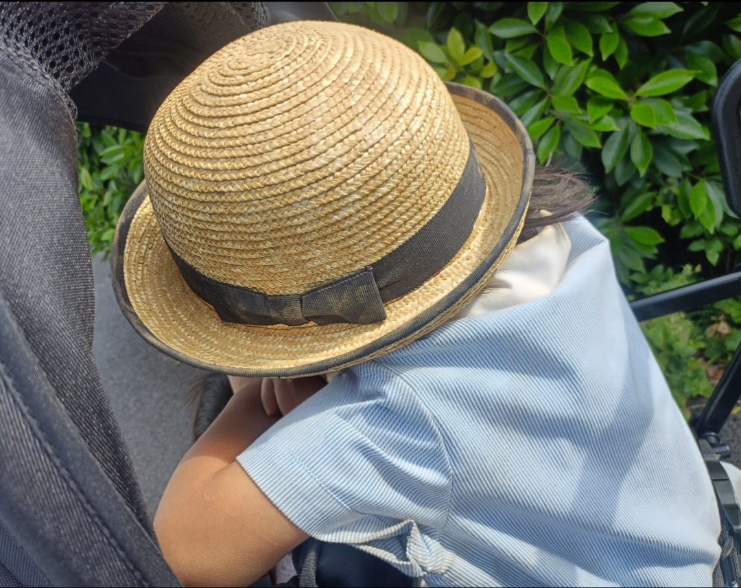 砂まみれになった幼稚園の麦わら帽子