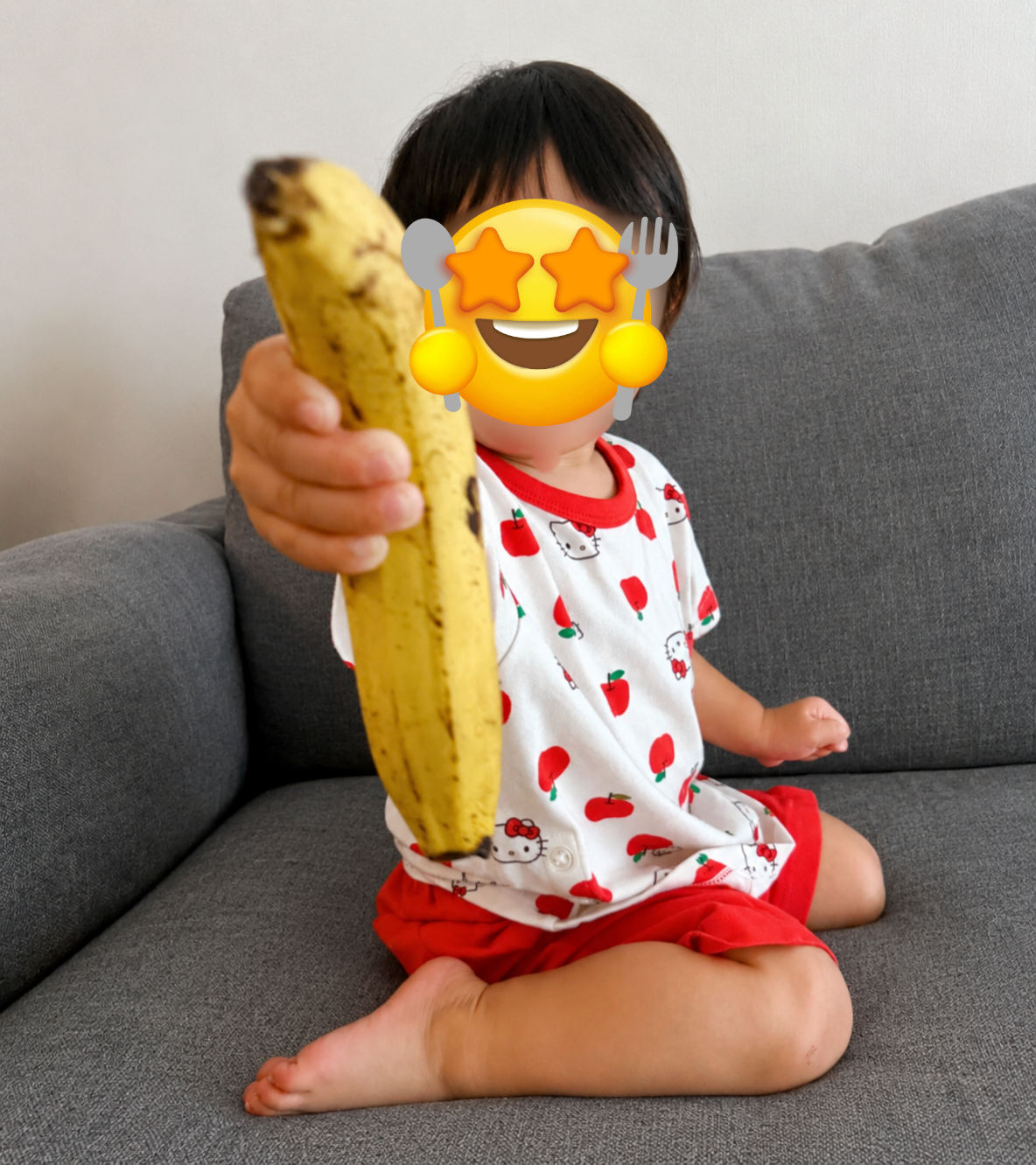 バナナの皮をむいてほしくて差し出す1歳5か月の女の子